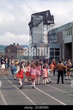 BELFAST, ROYAUME-UNI - JUIN 1972. Black Mountain Primary School utilisé comme une armée britannique look Out Post sur le nationaliste West Belfast, Irlande du Nord, années 1970 Banque D'Images