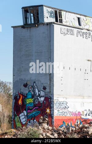 Stambridge Mill, sur la rivière Roach à l'est de Rochford. L'usine de marée a été endommagée par un incendie et démolie pour la plupart, laissant d'énormes silos. Graffitis Banque D'Images