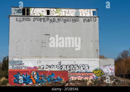 Stambridge Mill, sur la rivière Roach à l'est de Rochford. L'usine de marée a été endommagée par un incendie et démolie pour la plupart, laissant d'énormes silos. Graffitis Banque D'Images