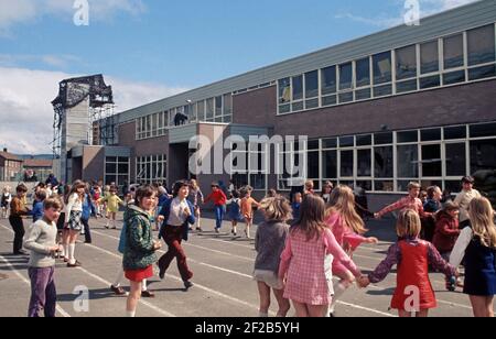 BELFAST, ROYAUME-UNI - JUIN 1972. Black Mountain Primary School utilisé comme une armée britannique look Out Post sur le nationaliste West Belfast, Irlande du Nord, années 1970 Banque D'Images