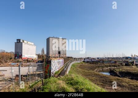 Stambridge Mill, sur la rivière Roach à l'est de Rochford. L'usine de marée a été endommagée par un incendie et démolie pour la plupart, laissant d'énormes silos. Paysage industriel Banque D'Images