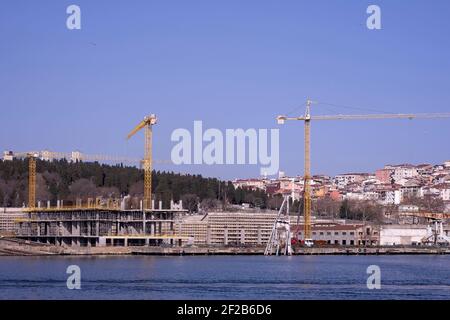 istanbul, Turquie - 27 février 2021 : chantier de construction avec grue et bâtiment. Banque D'Images