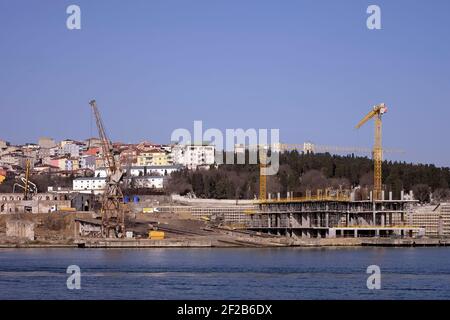 istanbul, Turquie - 27 février 2021 : chantier de construction avec grue et bâtiment. Banque D'Images