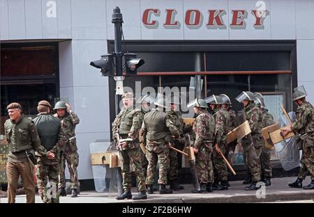 BELFAST, ROYAUME-UNI - MAI 1972. Troupes de l'armée britannique avec anti Riot Gear dans le centre-ville de Belfast pendant les troubles, Irlande du Nord, années 1970 Banque D'Images