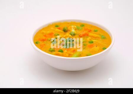 Mélange de légumes curry ou de kurma savoureux plat indien fait de différents légumes comme le chou-fleur, la carotte, la pomme de terre, les pois verts et garni de morceaux d'oignon Banque D'Images