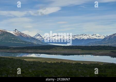 Glacier Perito Moreno avec des nuages spectaculaires sur le paysage du lago roca au parc national du glacier en Patagonie, Argentine en Amérique du Sud avec de la neige Banque D'Images