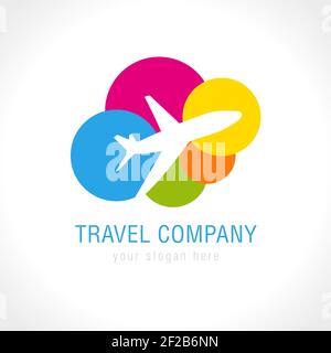 Logo de la société de voyages. Icône vecteur abstrait avion de voyage du monde. Compagnies aériennes low cost, vente de billets, affaires touristiques. Avion volant, nuages colorés. Illustration de Vecteur