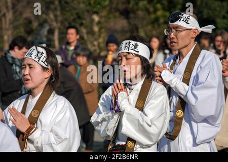 Les pèlerins bouddhistes de Shugenja participent au Hiwatari Matsuri - Festival de marche au feu, Mont Takao, Hachioji, Japon Banque D'Images