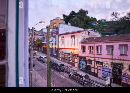 vue sur le paysage urbain de valparaiso dans chili avec moody sunst dans le ciel et l'art mural sur les maisons Banque D'Images