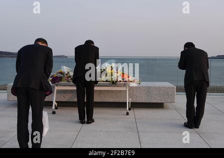 Tokyo, Japon. 11 mars 2021. Les gens observent un moment de silence pour commémorer les victimes du grand tremblement de terre et du tsunami dans l'est du Japon à Rikuzentakata, préfecture d'Iwate, au Japon, le 11 mars 2021. Credit: Gang Ye/Xinhua/Alay Live News Banque D'Images