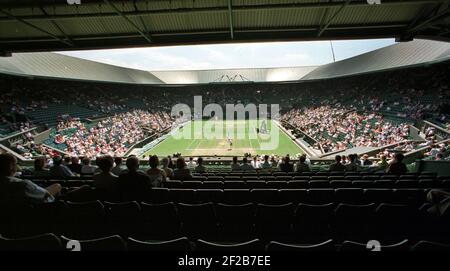 Championnat de tennis de Wimbledon de Center court 1999 PETE SAMPRAS PENDANT SON FAIRE CORRESPONDRE AVEC LE REPÈRE PHILIPPOUSSIS Banque D'Images