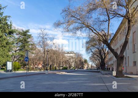 STARA ZAGORA, BULGARIE - 14 JANVIER 2021 : rue piétonne centrale dans la ville de Stara Zagora, Bulgarie Banque D'Images