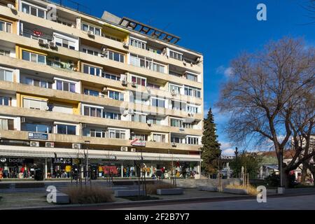 STARA ZAGORA, BULGARIE - 14 JANVIER 2021 : rue piétonne centrale dans la ville de Stara Zagora, Bulgarie Banque D'Images