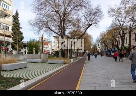 STARA ZAGORA, BULGARIE - 14 JANVIER 2021 : rue piétonne centrale dans la ville de Stara Zagora, Bulgarie Banque D'Images