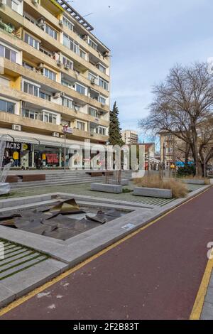 STARA ZAGORA, BULGARIE - 14 JANVIER 2021 : rue piétonne centrale dans la ville de Stara Zagora, Bulgarie Banque D'Images