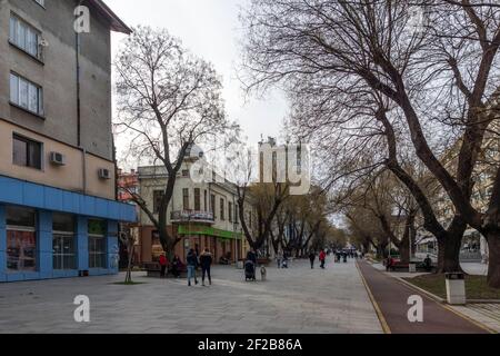 STARA ZAGORA, BULGARIE - 14 JANVIER 2021 : rue piétonne centrale dans la ville de Stara Zagora, Bulgarie Banque D'Images