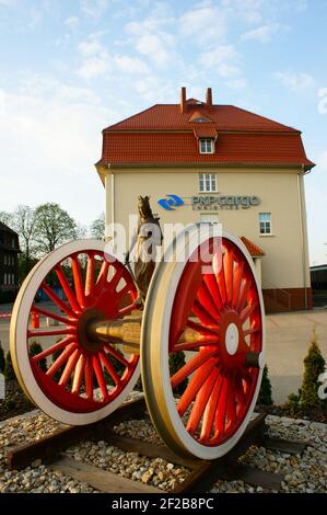 POZNAN, POLOGNE - 03 février 2014 : roues devant la compagnie de fret PKP spécialisée dans le transport ferroviaire Banque D'Images