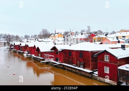 Le vieux Porvoo, avec ses entrepôts peints en ocre rouge au bord de la rivière, est l'un des paysages nationaux les plus photographiés de Finlande. Vue depuis le vieux pont. Banque D'Images