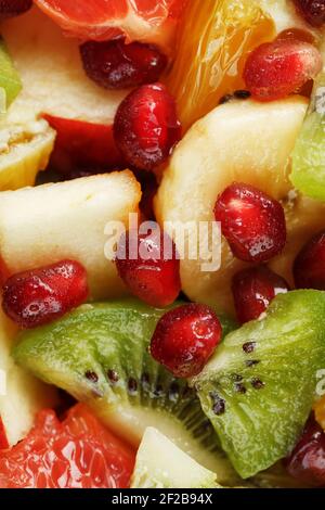 Morceaux de fruits raznfh gros plan en plein écran, salade de fruits. Tranches de fruits frais et sains pour une alimentation saine. Banque D'Images