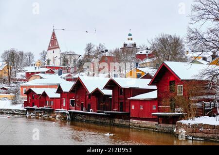 Le vieux Porvoo, avec ses entrepôts peints en ocre rouge au bord de la rivière, est l'un des paysages nationaux les plus photographiés de Finlande. Vue depuis le vieux pont. Banque D'Images