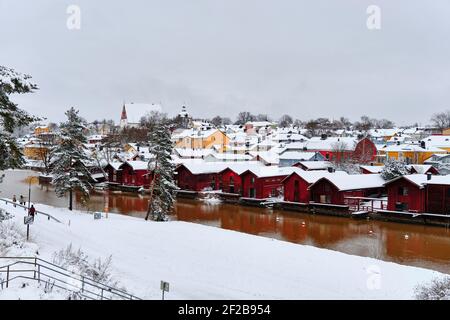 Le vieux Porvoo, avec ses entrepôts peints en ocre rouge au bord de la rivière, est l'un des paysages nationaux les plus photographiés de Finlande. Vue depuis le vieux pont. Banque D'Images