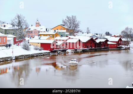 Le vieux Porvoo, avec ses entrepôts peints en ocre rouge au bord de la rivière, est l'un des paysages nationaux les plus photographiés de Finlande. Vue depuis le vieux pont. Banque D'Images