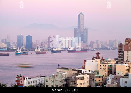 Taïwan, Kaohsiung, vue de Cijin et le port à la recherche vers la ville et Formosa 85 Sky Tower - Tunex Sky Tower Banque D'Images