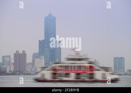 Taïwan, Kaohsiung, vue sur le port en regardant vers la ville et Formosa 85 Sky Tower - Tunex Sky Tower Banque D'Images