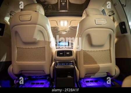 Moscou, Russie - 24 décembre 2019 : vue avant depuis la rangée arrière des sièges d'un SUV haut de gamme de la classe Mercedes GLS. Intérieur en cuir de luxe blanc avec LED ambi Banque D'Images