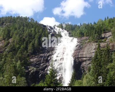 Une belle photo de cascade de montagne Banque D'Images
