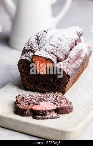 Gâteau à la vanille aux coeurs rouges, dessert au four pour la Saint-Valentin Banque D'Images