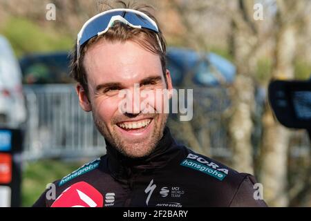 Chiroubles (France), 10 mars 2021. Maximilian Schachmann dans la zone mixte de Chiroubles pour la fin de la 4ème étape de Paris-Nice. Banque D'Images