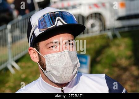 Chiroubles (France), 10 mars 2021. Julien Bernard dans la zone mixte de Chiroubles pour la fin de la 4ème étape de Paris-Nice. Banque D'Images