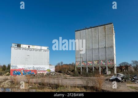 Stambridge Mill, sur la rivière Roach à l'est de Rochford. L'usine de marée a été endommagée par un incendie et démolie pour la plupart, laissant d'énormes silos. Trop cultivé Banque D'Images