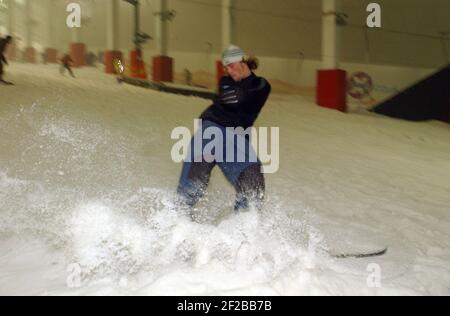 BEN SKINNER SURFANT SUR LA NEIGE À XSCAPE MILTON KEYNES .19/1/06 TOM PILSTON Banque D'Images