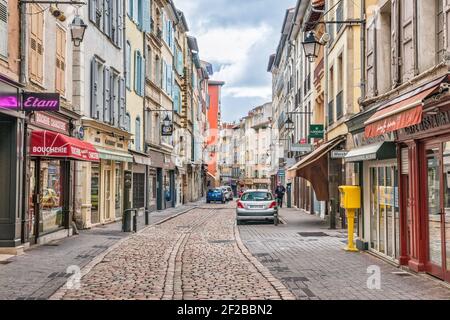 Rue Pannessac dans le centre historique du Puy-en-Velay, département de la haute-Loire, région Auvergne-Rhône-Alpes, France Banque D'Images