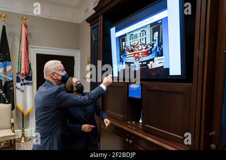 Washington, États-Unis d'Amérique. 10 mars 2021. Le président américain Joe Biden et le vice-président Kamala Harris, regardent le vote de la Chambre sur le Plan de sauvetage américain fournissant le soulagement de COVID de la salle du Cabinet la Maison Blanche le 10 mars 2021 à Washington, DC crédit: Planetpix/Alamy Live News Banque D'Images