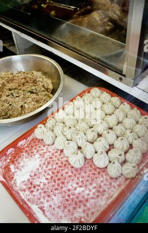 Des boulettes fraîchement pliées au restaurant Chinatown Express de Washington, D.C. le plus authentique restaurant chinois Banque D'Images