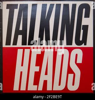 BELGRADE, SERBIE - 23 OCTOBRE 2019 : couverture de l'album de vinyle True Stories by Talking Heads. C'est leur septième album studio sorti le 15 septembre 1 Banque D'Images