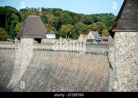 Moehnesee, Allemagne. 17 septembre 2020. Le mur du barrage au lac ‚Moehnesee» près d'Arnsberg (Allemagne), le 17 septembre 2020. Credit: dpa/Alay Live News Banque D'Images