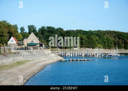 Moehnesee, Allemagne. 17 septembre 2020. Un restaurant et un port de plaisance au lac ‚Moehnesee» près d'Arnsberg (Allemagne), le 17 septembre 2020. Credit: dpa/Alay Live News Banque D'Images