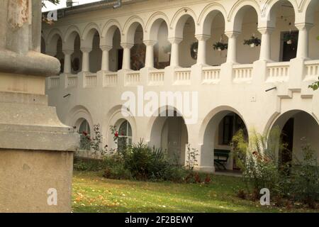 Monastère de Caldarusani, comté d'Ilfov, Roumanie. Le gîte des moines, construit dans le style architectural Branalliance. Banque D'Images