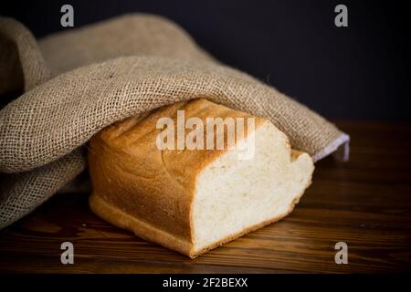 pain fait maison cuit à partir d'une machine à pain sur fond noir Banque D'Images