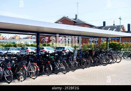 Neustadt am Ruebenberge, Allemagne. 12 août 2020. Un stand de vélo près de la gare dans le centre-ville de Neustadt am Ruebenberge (Allemagne), le 12 août 2020. Credit: dpa/Alay Live News Banque D'Images