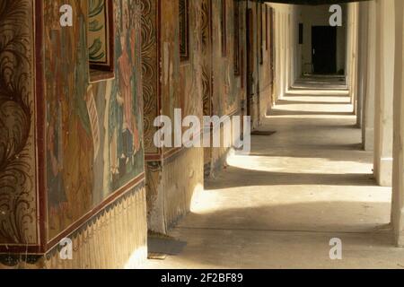 Monastère de Caldarusani, comté d'Ilfov, Roumanie. Couloir devant les cellules monastiques. Banque D'Images