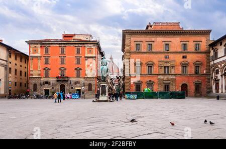 Piazza della Santissima Annunziata et la statue équestre du Grand-Duc Ferdinand I de Medici à Florence, Toscane, Italie Banque D'Images