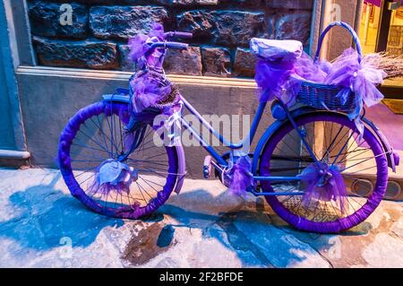 Vélo décoratif en face d'un magasin à Florence en Toscane, Italie Banque D'Images