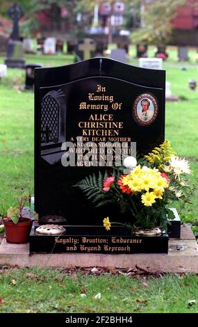 Dr Harold Shipman tue octobre 1998La tombe du cimetière de Hyde D'Alice Christine cuisine croyait être une victime de Dr Harold Shipman, accusé du meurtre de 15 ses paitents Banque D'Images