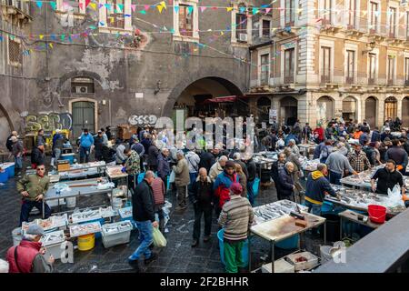 Pescheria di Catania, un marché animé de poissons et fruits de mer, Catane Sicile Italie Banque D'Images