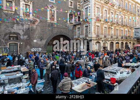 Pescheria di Catania, un marché animé de poissons et fruits de mer, Catane Sicile Italie Banque D'Images